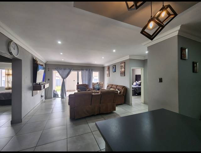 3 BEDROOM TOWNHOUSE FOR SALE IN ARCON PARK